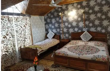 Twin bedroom with crewel drapes